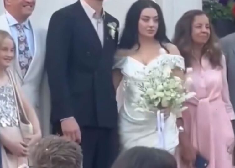 Charli XCX se casa com o baterista de 1975 George Daniel