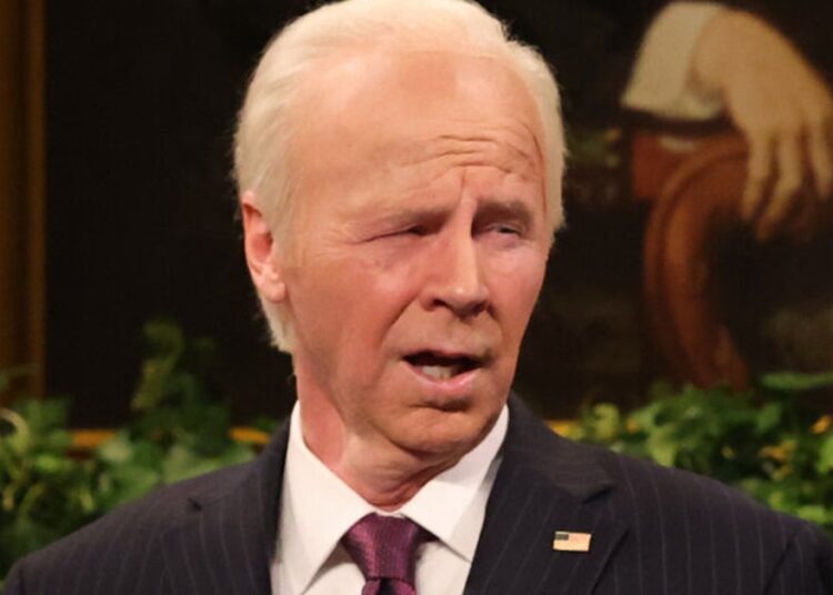 Dana Carvey revela como ele lutou com o declínio mental 'óbvio' de Biden nas esquetes 'SNL'