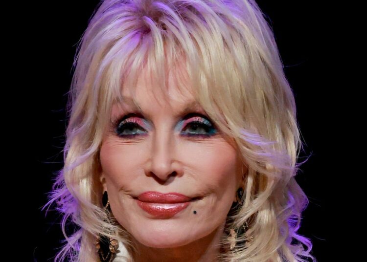 Dolly Parton está interrompendo alguns projetos após a morte do marido
