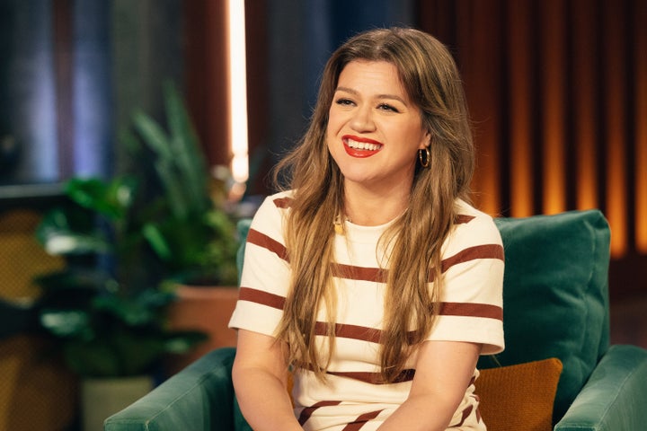 Fãs furiosos com o cancelamento da residência de Vegas de Kelly Clarkson