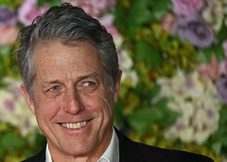 Hugh Grant parece adormecer em Wimbledon