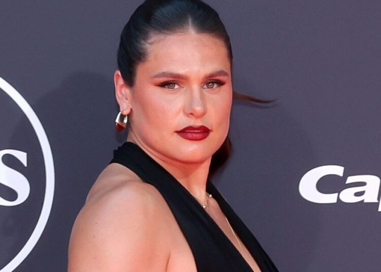 Ilona Maher serve forte e sexy no tapete vermelho Espys