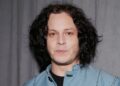 Jack White recebe seu primeiro telefone celular aos 50 anos