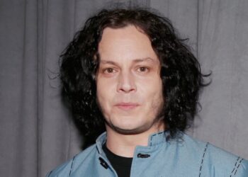 Jack White recebe seu primeiro telefone celular aos 50 anos