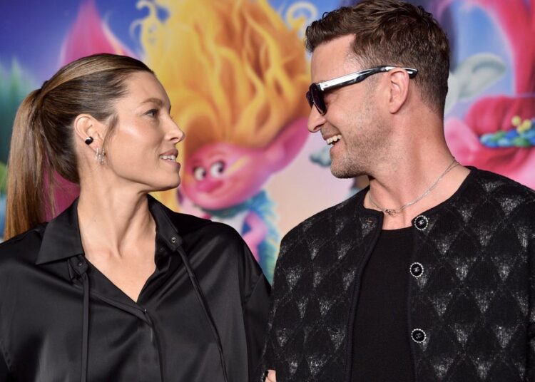 Jessica Biel mantém isso real depois que Justin Timberlake diz que sua 'bunda está poppin' '