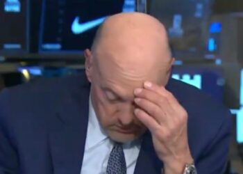 Jim Cramer acidentalmente deixa a bomba F de TV ao vivo