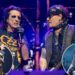 Johnny Depp homenageia Ozzy Osbourne durante o concerto de Alice Cooper em Londres