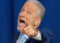 Jon Stewart atinge Trump no 'pênis' em defesa de Stephen Colbert
