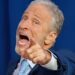 Jon Stewart atinge Trump no 'pênis' em defesa de Stephen Colbert
