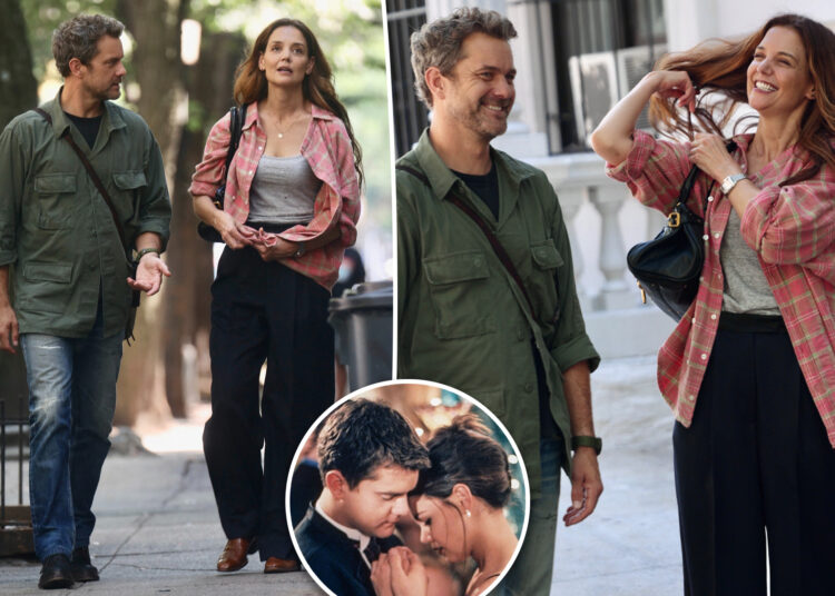 Katie Holmes se reúne com a co-estrela de 'Dawson's Creek' Joshua Jackson