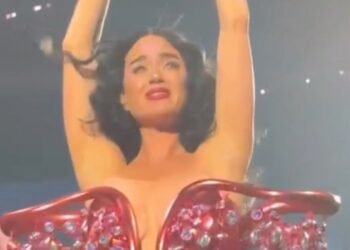 Katy Perry luta com lágrimas no primeiro show desde que Orlando Bloom Split