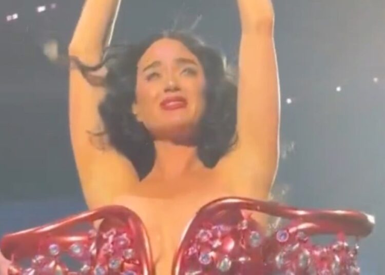 Katy Perry luta com lágrimas no primeiro show desde que Orlando Bloom Split
