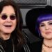 Kelly Osbourne presta homenagem ao papai Ozzy de uma maneira muito negra do sábado após sua morte