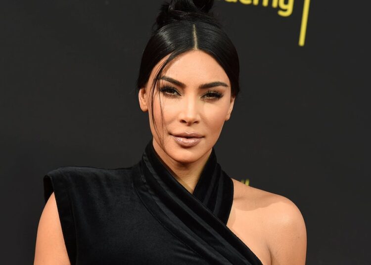 Kim Kardashian aborda o boato de uma década