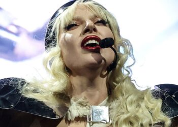 Lady Gaga cai durante o concerto de Las Vegas