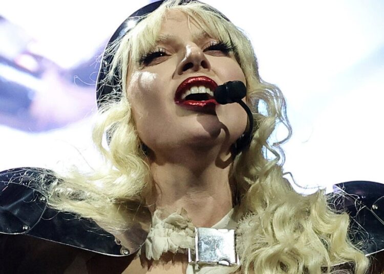 Lady Gaga cai durante o concerto de Las Vegas