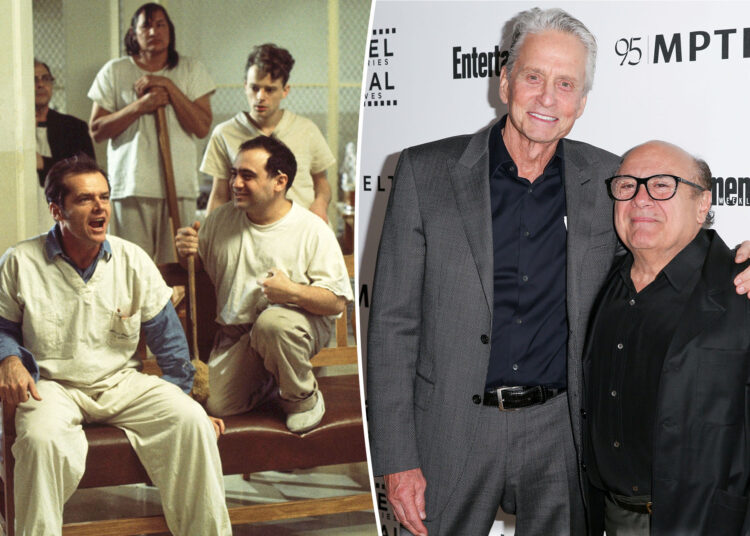 Michael Douglas e Danny DeVito em 'One voou sobre o 50º aniversário do Cuckoo's Nest
