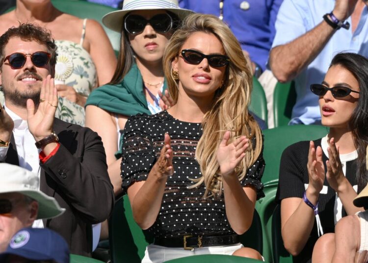 Modelo que revela a mancha de sangue de época em Wimbledon está aplaudida por Tiktok viral