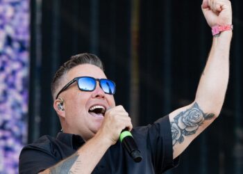 O icônico Punk Band Rips de primeira classe 'Loser' Trump na performance ao vivo