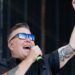 O icônico Punk Band Rips de primeira classe 'Loser' Trump na performance ao vivo