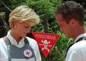 O príncipe Harry reflete a famosa viagem da princesa Diana
