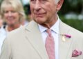 Rei Carlos III e Rainha Camilla visitam Newmarket
