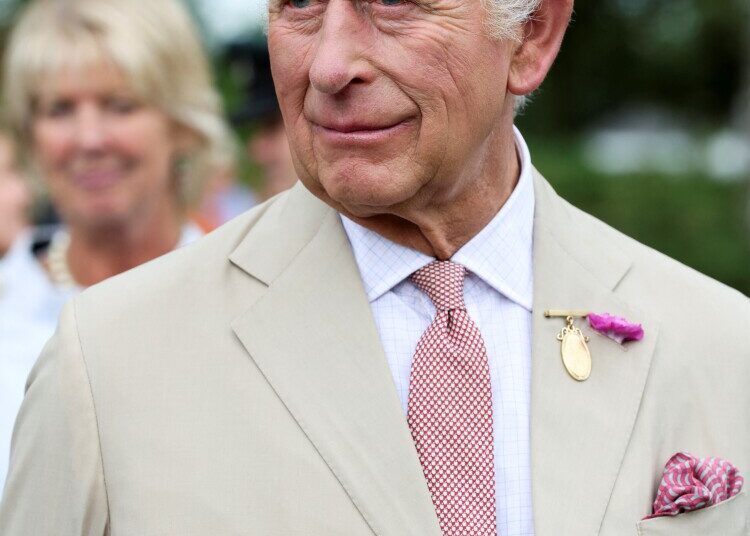 Rei Carlos III e Rainha Camilla visitam Newmarket