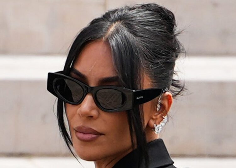 Os fãs questionam se Kim Kardashian pode respirar em traje sem pele sem calça