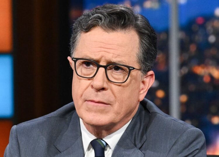 'Parece suborno!': Os críticos dizem que esta piada de Colbert pode ter conseguido 'show tardio' cancelado