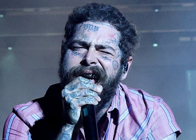Post Malone cai do palco no Arizona Concert