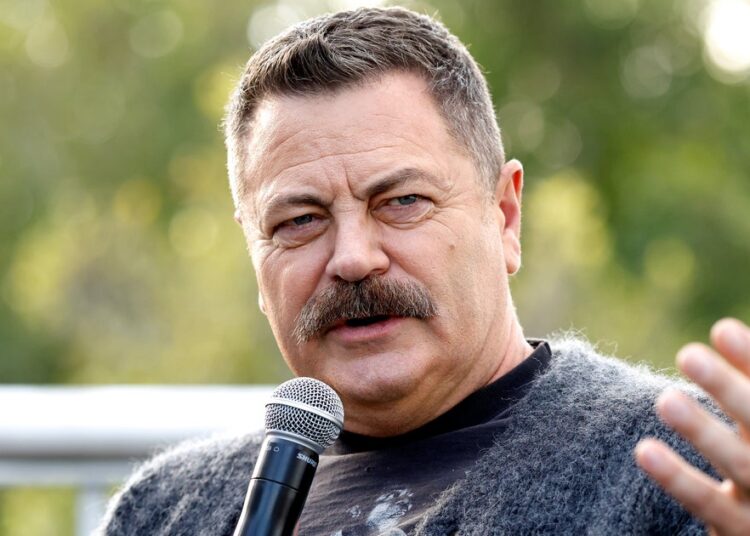 'S ** ting the Bed!': Nick Offerman diz que Trump está cometendo um 'grande erro' com este 1 movimento