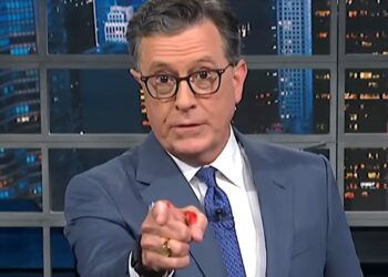 Stephen Colbert atinge os pontos mais tortuosos de Trump no primeiro show desde o cancelamento