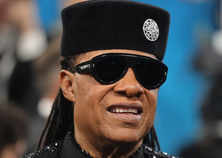 Stevie Wonder encerra rumores de que ele não é cego