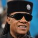 Stevie Wonder encerra rumores de que ele não é cego