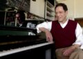 Tom Lehrer, satirista e matemático, morre aos 97