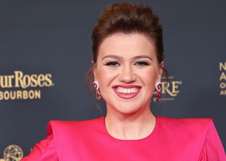 Kelly Clarkson revela