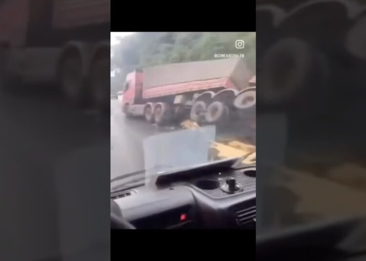Ocorrência com carreta deixa trânsito lento entre Realeza e Planalto nesta manhã