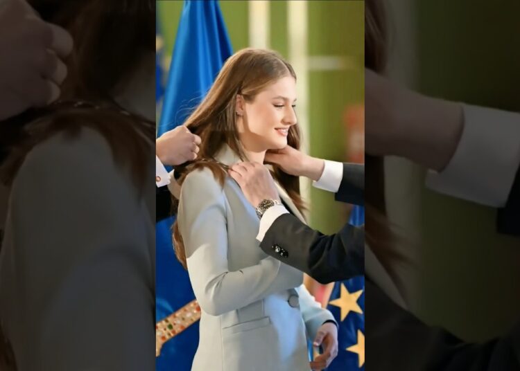 #princessleonor take the #royal #neckalce #princess #spanishroyalty #princesslife