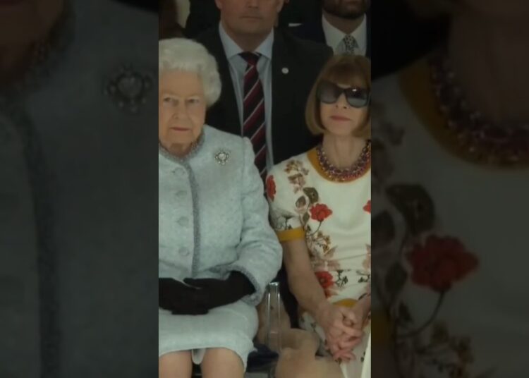 Cuando la realeza de Londres y la de la moda compartieron #frontrow👑 #annawintour #shortsviral #moda