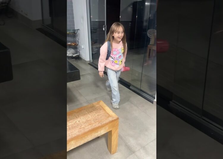 Clarinha chegando da escola contando as fofocas  kk￼