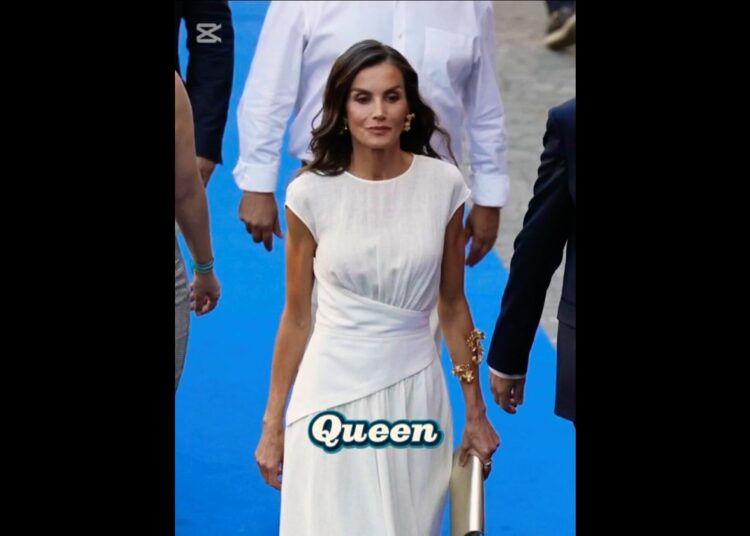 Queen Letizia Stuns in White at Film Fest #reinaletizia#mallorca #realeza #royalstyle