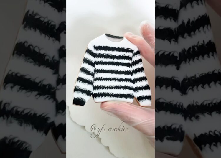 🧶Satisfying sweater cookie decorating #cookiedecorating #cookies #royalicing #satisfying