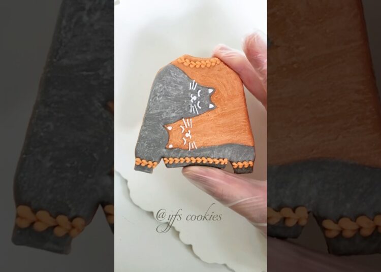 🧶Satisfying sweater cookie decorating #cookiedecorating #cookies #royalicing #autumn
