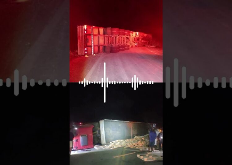 CARRETA TOMBA E INTERDITA BR 262 ENTRE REALEZA E SANTA AMARO  DE MINAS#shorts#shortsviral#viralshort