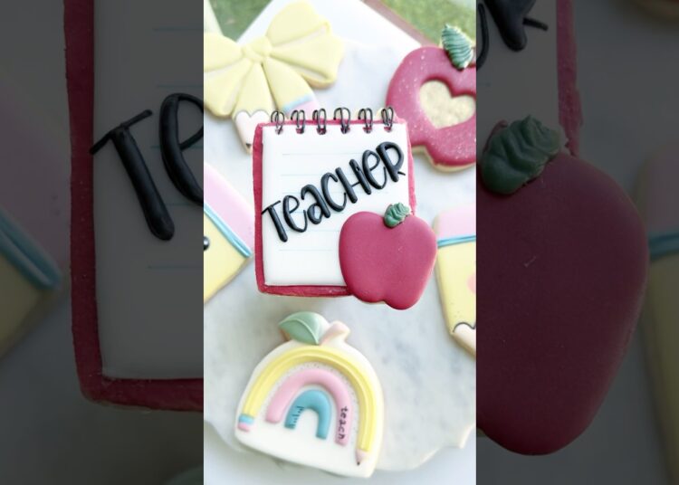 Spiral Notebook📒🍎 #decoratedcookies #cookiedecorating #royalicing #cookievideo #cookies