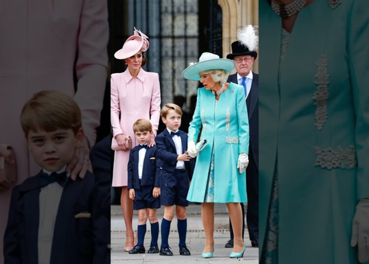 George! Don’t hold hands…. #royal #princewilliam #katemidddleton #princelouis #princegeorge