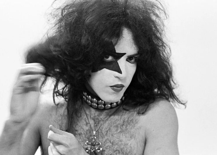 '70' Starchild 'Rock Legend, 73, Duets Icenic Song With Son and Fãs Fique impressionado com o quão ótimo soa