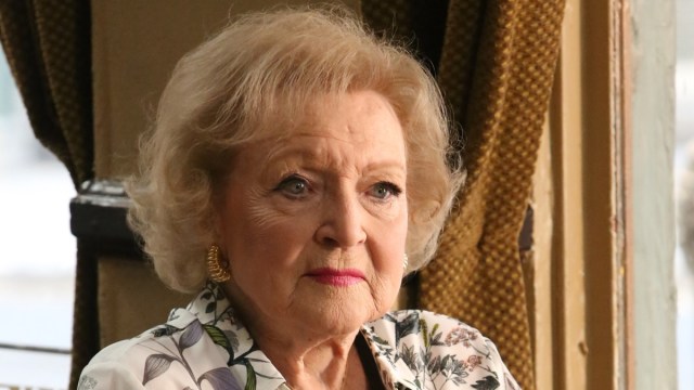 A Internet reage a Betty White querendo 'F -' Este ator de TV