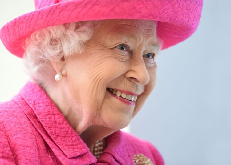 A abertura do terminal do aeroporto da rainha Elizabeth, depois que o parente parou de tomar armas no avião, afirma o primo real