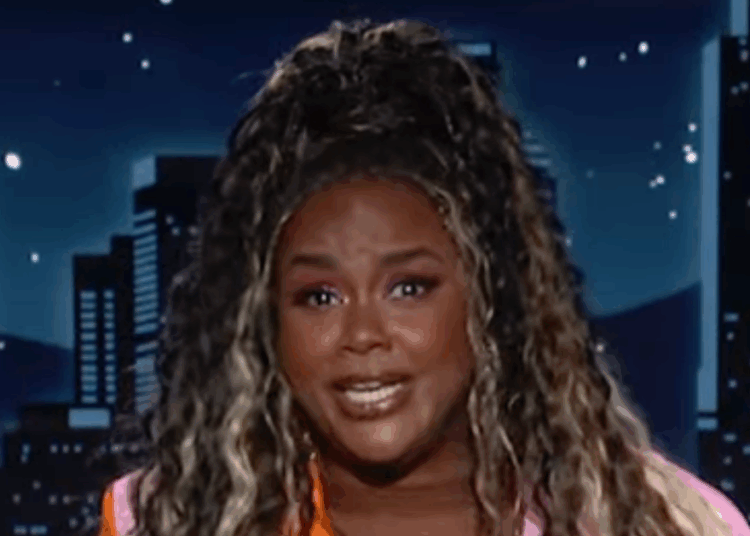 A apresentadora convidada 'Kimmel', Nicole Byer, compartilha exatamente por que os americanos têm 'problemas de confiança do governo'